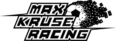 Logo mit dem Schriftzug „Max Kruse Racing“ in fetter, stilisierter weißer Schrift auf schwarzem Hintergrund. Der Buchstabe „O“ in „Racing“ wird durch einen pixeligen Fußball ersetzt.